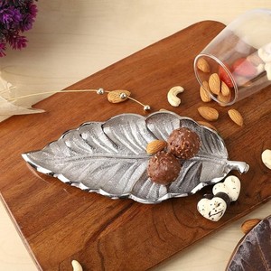 Plateau décoratif en métal aluminium avec texture de feuille réaliste, vaisselle réutilisable de style Art Déco - Product Image 1