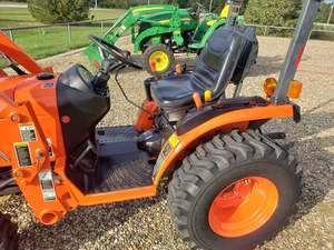 Tractor Usado Kubota B2320 Todoterreno Diésel con Cargador, Tractor Compacto y Potente con Ruedas - Product Image 6