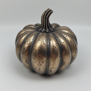 Portavelas de calabaza de aluminio brillante, tallado con precisión, mezcla de belleza artesanal y elegante mesa de espíritu de Halloween - Product Image 1