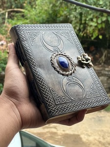 3 Moon Blue Lapiz en relieve Estilo vintage Diario de cuero Costura de sillín y encuadernación de costura - Product Image 3