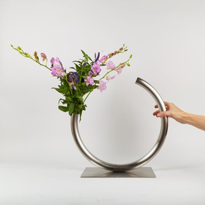 Jarrón de flores decorativo de hierro hecho a mano en India, moderno, ecológico, con acabado plateado, para la decoración de la mesa del salón, bodas y el hogar. - Product Image 1