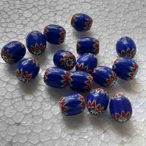 Cuentas de vidrio de Chevron rayadas hechas a medida con rayas azules, blancas y rojas en tamaños mini ideales para diseñadores de joyas - Product Image 5