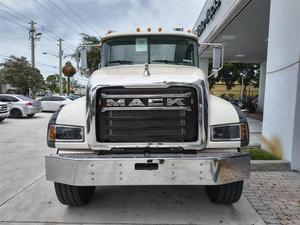 Camión Usado Macks Granite 2022, Cabina Doble, Automático, Diésel Euro 5, Entrega Mundial, Superventas - Product Image 2