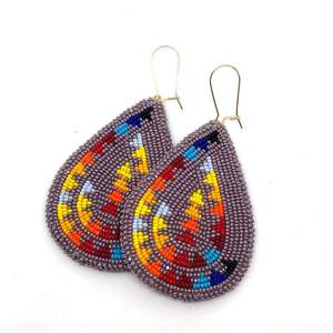 Belle élégante fantaisie à la main perlée broderie feuille balancent goutte boucle d'oreille nouveau Design à la mode dernières couleurs personnalisées mignonnes unisexe - Product Image 4