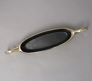 Bandeja de servicio rectangular de metal dorado de lujo con asa reutilizable Vintage/rústico/diseño moderno para platos de boda o restaurante - Product Image 4