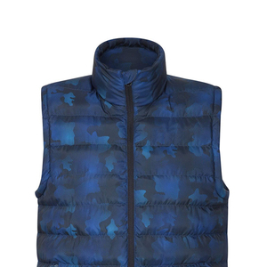 Veste d'hiver en duvet sans manches décontractée pour hommes avec logo personnalisé gilet à capuche en toile et tissu à col montant par les fabricants de vêtements - Product Image 4
