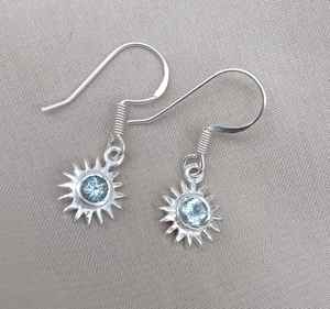 ต่างหูบลูโทแพซทรงซันเบิร์สต์ เงินแท้ชุบทอง งานแฮนด์เมด ของขวัญสุดหรูสำหรับผู้หญิง สำหรับงานฉลองครบรอบ - Product Image 2