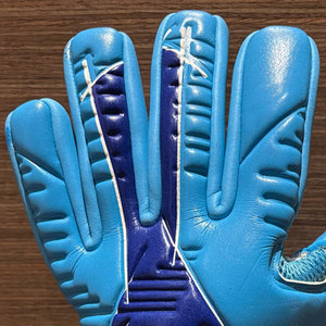 Gants de gardien de but de football en latex de qualité supérieure de 4 mm avec protections pour les doigts, gants respirants et protecteurs pour tous les âges, découpe des doigts enroulable - Product Image 4