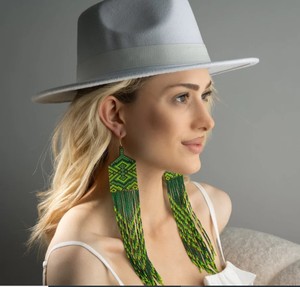 Boucles d'oreilles à franges extra longues perlées vertes Miyuki, conception de plumes indigènes de perles de rocaille - Product Image 2