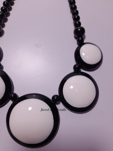 Colliers de perles épaisses Color Splash Colliers de perles en résine Rêves: Colliers de perles de déclaration Harmonie vibrante: Colliers en résine uniques - Product Image 3