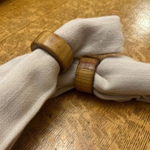 Ronds de serviette en bois élégants faits à la main pour décor de table à manger - Product Image 3