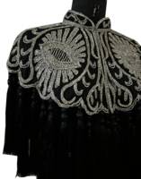 Cape en maille soyeuse Spandex/Polyester pour femme, sexy et attrayante, avec broderie géométrique, design élégant, pour soirée, ornée de perles et de pompons faits à la main