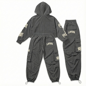 Conjunto de Chándal Personalizado al por Mayor para Mujer: Cortavientos Cargo Estampado Sólido, Sudadera con Capucha Larga Desgastada y Pantalones Holgados Estilo Urbano - Product Image 3