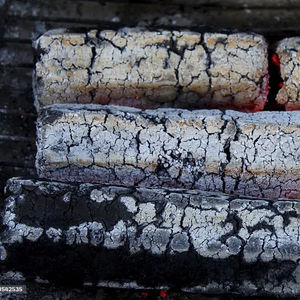 Charbon de bois de barbecue du Vietnam de briquette faite à la machine carrée de sciure comprimée pour le charbon de bois de sciure de bois de cuisson en plein air et au restaurant - Product Image 1