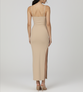 Vestido maxi ajustado de punto beige para mujer con abertura alta, escote corazón, tirantes finos y sin mangas, ideal para fiestas. - Product Image 5
