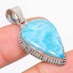 Colgante clásico de Plata de Ley 925 con piedra preciosa de Larimar cortada en Pera, joyería fina elegante para fiestas y ocasiones especiales - Product Image 1
