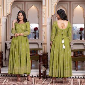 Rayonne de créateur de style indien et pakistanais avec impression en feuille Style Anarkali robes longues Style Kurtis pour les femmes portent avec une taille plus - Product Image 5