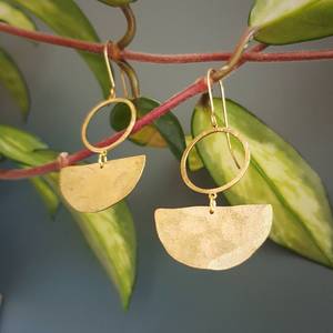 Boucles d'oreilles martelées géométriques abstraites en laiton battu Gold Tempest 'Umbra Fabriquées à Cornwall sans plastique. Mariée - Product Image 1