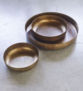 Superbe plateau rond décoratif en métal fabriqué en fer avec une couleur dorée luxueuse parfaite pour ajouter une touche d'opulence - Product Image 4