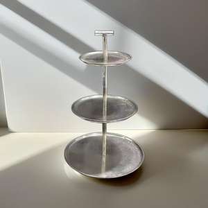 Support à gâteau minimaliste rond en aluminium à 3 niveaux Design polyvalent - Product Image 1
