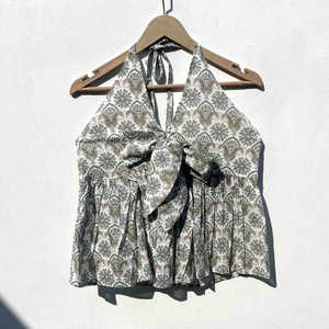 Top Blanco Tradicional con Cuello Halter y Nudo Frontal, Tejido de Punto, Corto, Bordado, Calado y con Borlas - Product Image 1