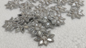 Parches bordados para ropa con flores bordadas en espejo hechos a medida, cosidos a prueba de agua, agregan elegancia brillante para sombreros tradicionales - Product Image 3