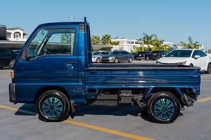 Camionnette Kei japonaise d'occasion, Subaru Sambar 4x4 de 1996, boîte manuelle 5 vitesses - Product Image 2