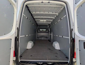 W1Y4KCHYXPT112199 Fourgon utilitaire pleine grandeur 2023, propulsion arrière, moteur diesel turbo 2.0L, 211 ch, couple de 450 Nm, vitesse maximale de 170 km/h, faible kilométrage - Product Image 3