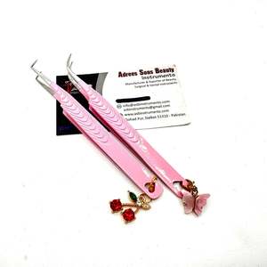 แหนบต่อขนตาสีชมพูแบบมืออาชีพปากคีบปลายสแตนเลสโค้ง90องศาพร้อมจี้รูปผีเสื้อเชอร์รี่ - Product Image 6