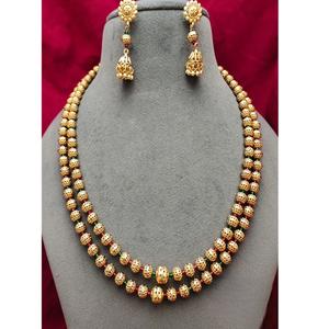 Collier exclusif en plaqué or de qualité supérieure avec boucles d'oreilles pour femmes Bijoux de créateur pour la collection de vêtements de mariage - Product Image 1