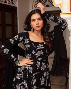 Robe Anarkali évasée noire gracieuse avec costume ethnique de créateur lourd inspiré de Dupatta Bollywood pour les mariages et les vêtements de fête - Product Image 4