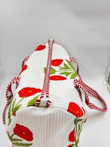 Bolsa de Deporte Grande Acolchada con Estampado Floral Blanco Hecha a Mano de Le Souvenirs |   Bolsa de Viaje de Fin de Semana de Algodón | - Product Image 4
