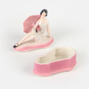 Fabricants de poupées en <span class=keywords><strong>porcelaine</strong></span>, poupée en <span class=keywords><strong>porcelaine</strong></span> élégante de style vintage, <span class=keywords><strong>clown</strong></span> noir et blanc, faite à la main - Product Image 4