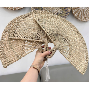 พัดลมมือถือลายหญ้าทะเลทำด้วยมือเป็นมิตรกับสิ่งแวดล้อม | พัดลมใบปาล์มธรรมชาติ | พัดตกแต่งด้วยมือของช่างฝีมือเวียดนาม - Product Image 1