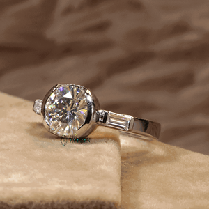 Anillo de compromiso de estilo de 3 piedras de corte redondo y Baguette para mujer - Product Image 1