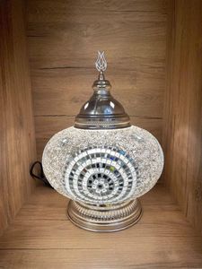 Lampe en mosaïque d'aluminium moderne avec mosaïque de verre découpée à la main et cadre en métal pour une lumière douce dans les espaces domestiques - Product Image 5