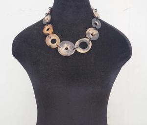 Collar de Lujo Hecho a Mano con Cuerno de Búfalo, Joyería Natural y Sostenible para Mujer, Alta Calidad - Product Image 4