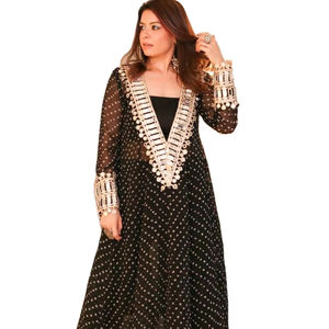 Costume Salwar trois pièces en soie Georgette imprimé Bandhani à motif unique, avec de vrais travaux de broderie, motif ample, pour les fêtes d'hiver - Product Image 1