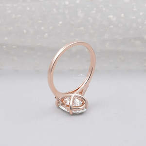 Bague de fiançailles en or rose certifiée IGI avec diamants ovales et pavés, alliances en diamants - Product Image 5