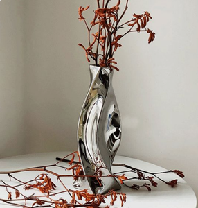 Arreglos florales hechos a mano Florero moderno de metal plateado Decoración personalizada para el hogar e interior para hoteles y restaurantes - Product Image 1