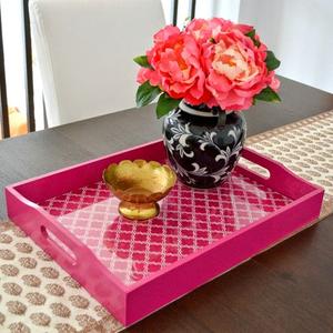 Plateau carré en bois blanc fait main avec motif abstrait ondulé rose et bleu, plateau décoratif pour maquillage et rangement de bijoux - Product Image 4