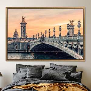 Toile imprimée avec vue du coucher du soleil sur le Pont Alexandre III - Paysage élégant de Paris, 1P : encadré or - Product Image 1