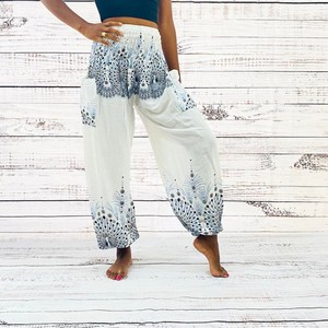 Pantalones de Mujer Estilo Hippie Boho con Estampado Floral, 100% Seda, Tallas Pequeñas y Grandes, Pantalones Fluidos con Cintura Alta Elástica y Pierna Abierta - Product Image 1