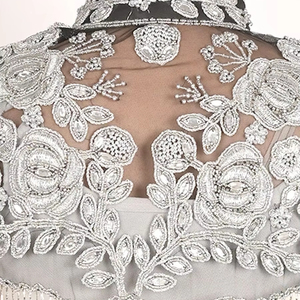 เสื้อคลุมทรงเบอร์เลสก์ประดับด้วยลูกปัดปักเลื่อมทรงตรงตรงที่คอสำหรับผ้าคลุมเทศกาล - Product Image 1