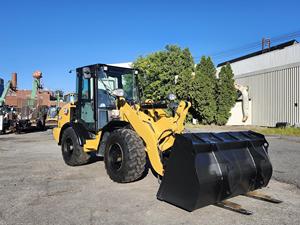 Mini cargadora de ruedas Cat 906M, 35 toneladas, 55 kW, certificado CE, excelente estado, bajas horas con rodamiento de caja de cambios de motor - Product Image 2