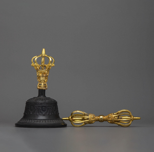 Ensemble de cloches et vajra rituels tibétains en or rose, avec des sculptures traditionnelles complexes et des détails fins, au prix de gros. - Product Image 4