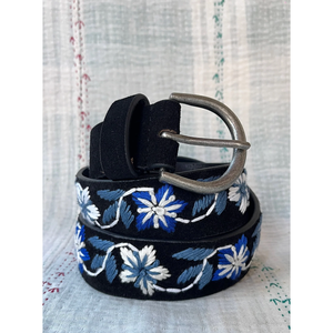 Ceinture Violetta avec motif orchidée bleue et boucle en fer - Product Image 1