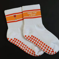 Chaussettes antidérapantes à rayures rétro personnalisées, chaussettes essentielles pour femmes pour le Pilates, le yoga, la barre, vente en gros personnalisée, usine JZVINA au Vietnam