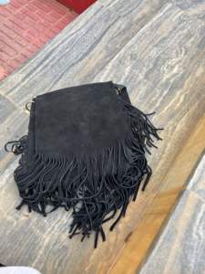 กระเป๋าหนังกลับสีดำทรงสะพายข้างแบบมีพู่ห้อย ดีไซน์ตะวันตก คุณภาพพรีเมียม งานแฮนด์เมด ทันสมัย นุ่มสบาย สำหรับผู้หญิง - Product Image 5