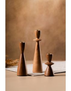 Juego de candelabros de madera natural con tonos cálidos, ideales para cenas románticas y decoración de iluminación ambiental. - Product Image 6